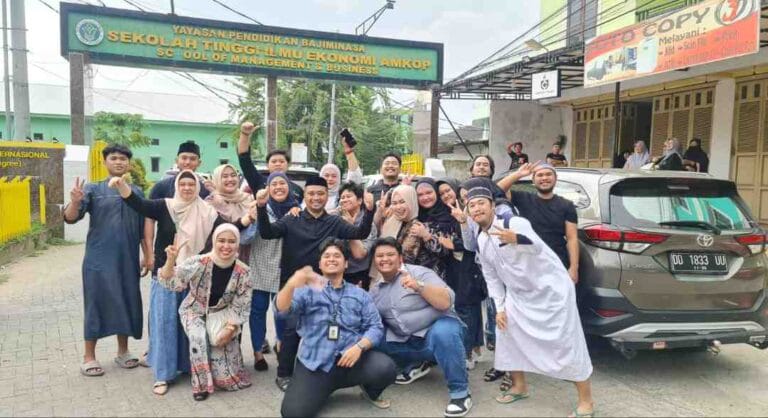 Generasi ketiga Bata Ilyas berbagi paket cinta berupa takjil di depan kampus STIE Amkop Makassar