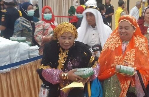 Kembali dari Tanah Suci, Jemaah Haji Makassar Tampil Nyentrik Penuh Perhiasan