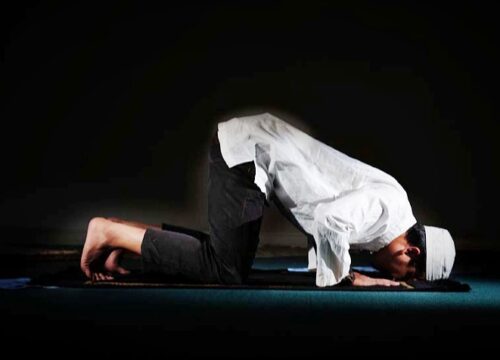 Dear Muslim, Sujud Tempat Terbaik untuk Menangis dan Curhat kepada Allah