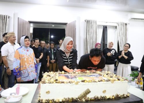 Surprise, Indira Suapi Kue ke Pj Sekda Makassar di Hari Ultah ke-43