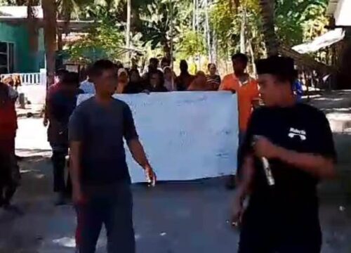 Unjuk Rasa, Warga Tolak Plt Kepala Desa Kapoposang Bali Pangkep