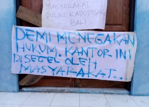 Warga Segel Kantor Desa Kapoposang Bali Pangkep