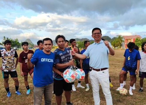 Dukung Pengembangan Olahraga di Pangkep, Dokter Cua Beri Bantuan Bola