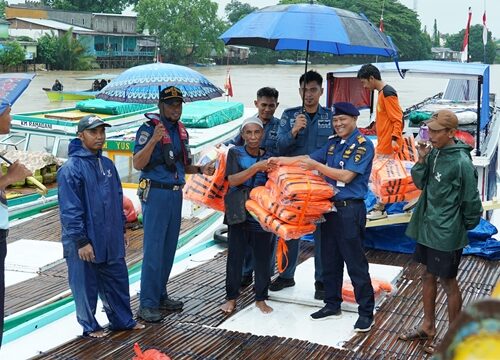 Hadapi Cuaca Ekstrem, UPP Maccini Baji Bagikan Life Jacket di Sungai Pangkajene