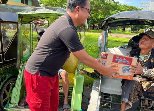 Jumat Berkah, Komunitas Pangkep Bangkit Bagikan Ratusan Dus Mie Instan ke Tukang Bentor
