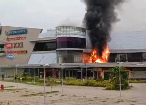 Dramatis! Evakuasi Karyawan dari Kebakaran di Mall The Park Kendari