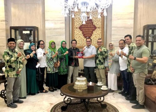 KAHMI Makassar Silaturahmi dengan Wali Kota Danny Pomanto, Serahkan Plakat Apresiasi