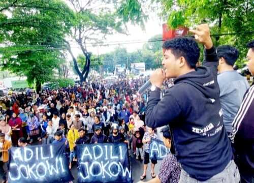 Ribuan Demonstran di Makassar Tuntut Jokowi Diadili dan Dipenjara