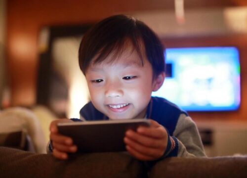 Menteri Kesehatan Ungkap Pengaruh Media Sosial pada Perkembangan Bicara Anak