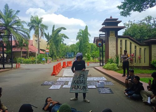 Laporan Perselingkuhan Mandek, Massa Gelar Aksi Sigajang Laleng Lipa di Polda Sulsel