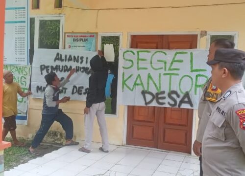 Warga Geram! Kantor Desa Disegel, Anggaran Rp1,8 Miliar Dipertanyakan
