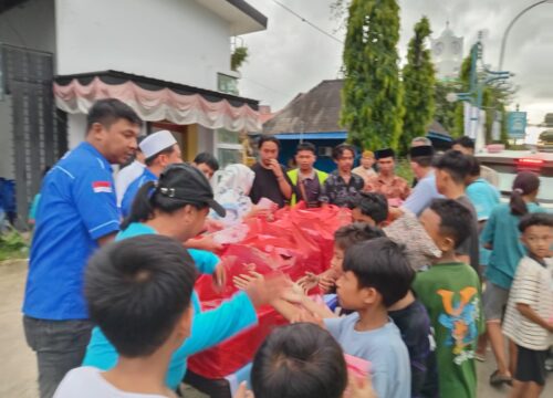 Aksi Nyata Ramadan, Demokrat Pangkep Bagikan Ratusan Takjil kepada Masyarakat