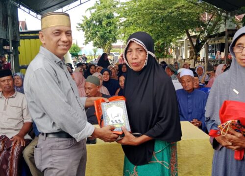 Dukung Generasi Qur’ani, Anggota DPRD Pangkep Lutfi Hanafi Bagikan Ratusan Iqra dan Alquran