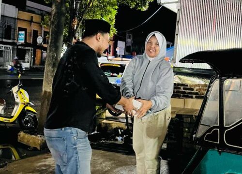 Sahur On The Road, HMI Pangkep Bagikan Makanan untuk Warga Kurang Mampu