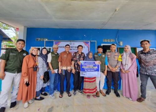 Jelang Lebaran, Pemerintah Desa Mattiro Walie Salurkan BLT untuk Warga Kurang Mampu