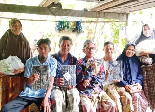 Sambut Idul Fitri, Andi Nirawati Bagikan Paket Lebaran-Mukena dan Baju Koko di Pulau Sabutung