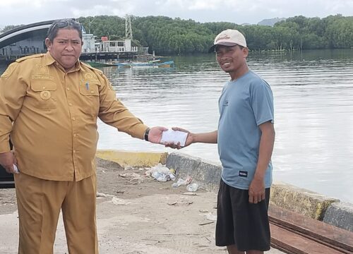 Kades Mattiro Baji Bantu Nelayan yang Perahunya Tenggelam