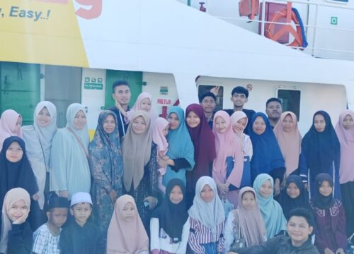 Momen Lebaran, Pangngaji Kampong dan Remaja Masjid Ziarah ke Makam Puang Awalli di Pulau Sabutung