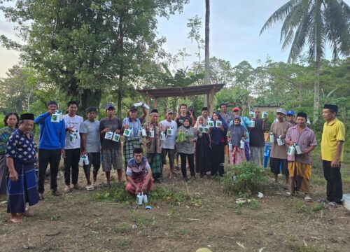 Kunjungi Petani di Kassi Loe, Syamsinar Bagikan Pupuk Cair Hayati