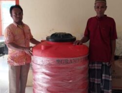 Cegah Krisis Air, Pemerintah Desa Tampaang Salurkan 20 Bak Penampung ke Warga Pulau Aloang