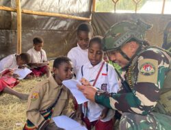 TNI di Pedalaman Papua, Menyalakan Semangat Belajar Anak Negeri di Tengah Keterbatasan
