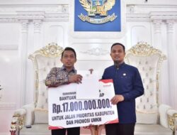 Dorong Swasembada Pangan, Gubernur Sulsel Serahkan Rp17 Miliar Bantuan untuk Infrastruktur dan Pertanian