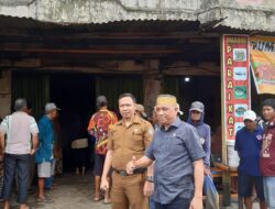 Ketua Komisi II DPRD Pangkep Pantau Langsung Distribusi Pupuk di Bonto Langkasa