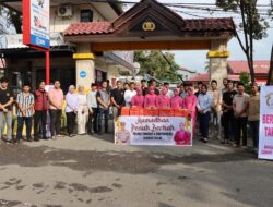Di Bawah Langit Senja Ramadan, Polres Pangkep dan Bhayangkari Mengetuk Hati Warga