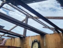 Langit Mendadak Gelap, Angin Mengamuk di Bulu Cindea: Tiga Rumah Luluh, Warga Bertahan di Tengah Puing