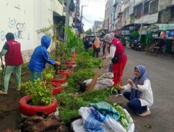 Jumat Bersih, Lurah Mampu Bersama RT-RW Bersihkan Taman Bunga