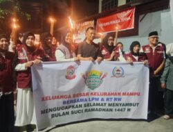 Sambut Ramadhan, Plt Camat Wajo Bersama RT-RW Ikuti Pawai Obor