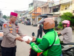 Berkah Ramadhan, Polsek Wajo Bagikan Takjil ke Pengendara