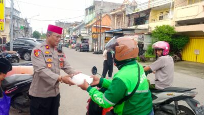 Berkah Ramadhan, Polsek Wajo Bagikan Takjil ke Pengendara