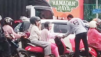 Jelang Berbuka Puasa, Hotel Premier Makassar Berbagi Takjil
