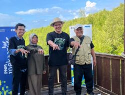Fadly Padi Turun ke Lumpur, Ribuan Mangrove Ditanam di Pesisir Untia Makassar
