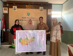 Mahasiswa KKN-116 Unhas Serahkan Peta DAS, Dukung Mitigasi Banjir di Kelurahan Sibatua