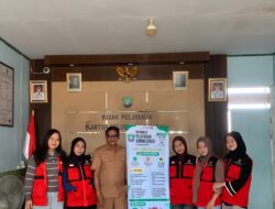 Mahasiswa KKN Unhas Serahkan Media Informasi Pelayanan Administrasi untuk Kelurahan Sibatua